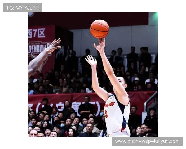 中国男篮防守覆盖面积扩大,对持球人施压造成多次失误 中国男篮防守覆盖面积扩大,对持球人施压造成多次失误